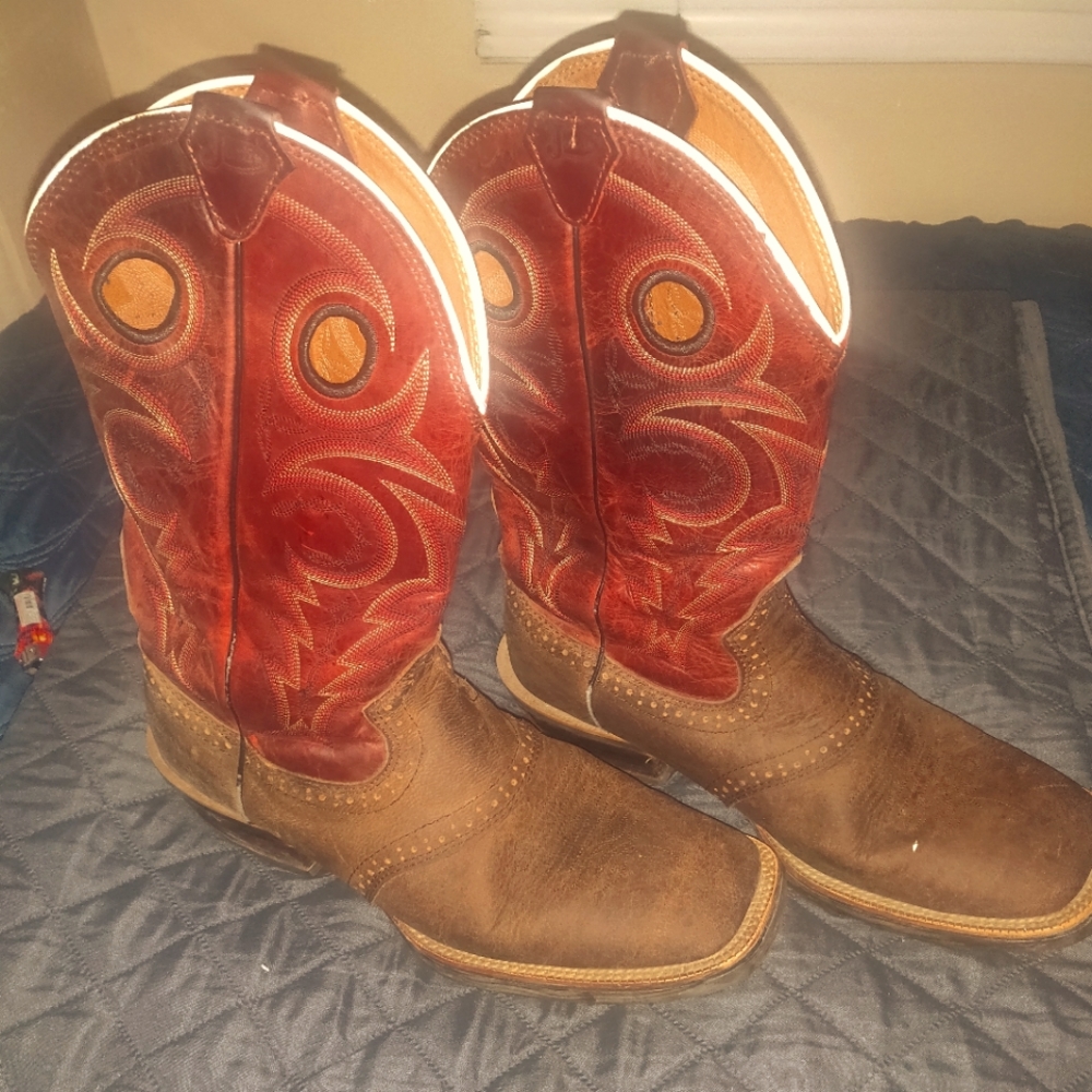 Justin work boots, previously loved.
